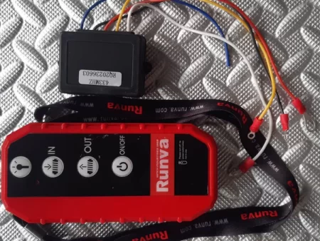 RUNVA UNIVERSAL RED WIRELESS REMOTE 12/24V WITH LED FLASH LIGHT